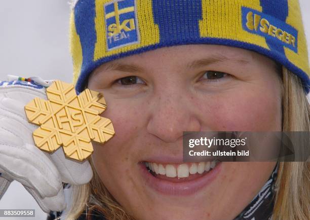 Anja Paerson Skifahrerin Schweden: praesentiert ihre Goldmedaille im Riesenslalom bei der WM in Santa Caterina