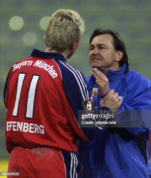 Stefan Effenberg , der Mannschaftskapitän des Fußball-Bundesligisten FC Bayern München, und Ewald Lienen, Trainer des 1. FC Köln, geraten in einer...