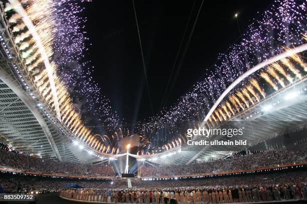 Griechenland, Athen Olympische Spiele 2004, Eröffnungsfeier Feuerwerk über dem Olympiastadion