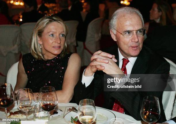 Franz Beckenbauer - Funktionaer Fussball D mit seiner Lebensgefaehrtin Heidrun Burmester bei der FIFA Gala World Player 2004