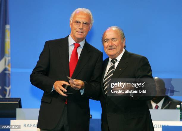Joseph Blatter - Praesident, FIFA, Schweiz: praesentiert auf dem 57. FIFA-Kongress in Zuerich Franz Beckenbauer bei dessen Amtseinfuehrung als neues...