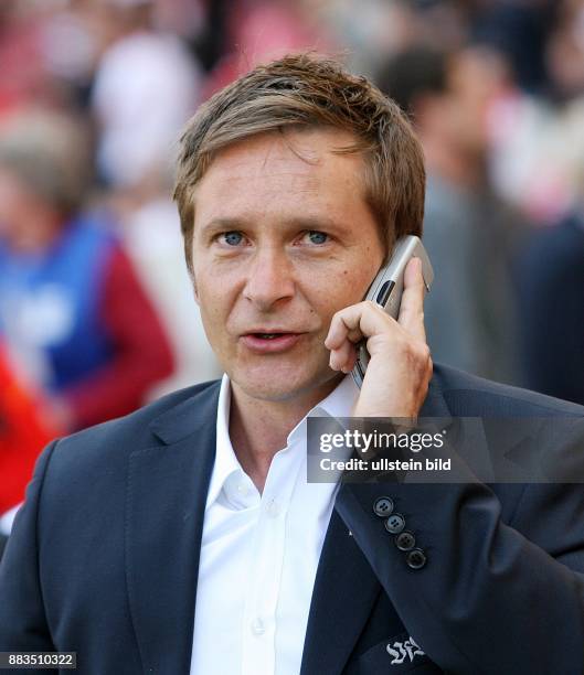 Horst Heldt - Manager, VfB Stuttgart, D: telefoniert mit einem Handy