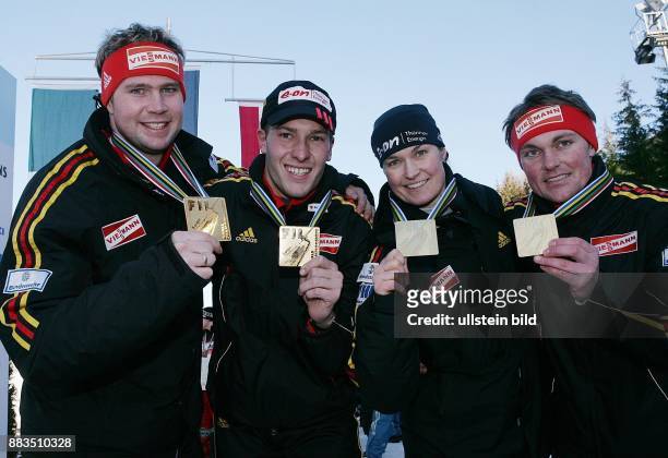 Rennrodeln Weltmeisterschaft Teamwettbewerb Innsbruck-Igls 2007; Gold fuer die deutsche Mannschaft v.l.: Patric Leitner, Doppelsitzer, David Moeller,...