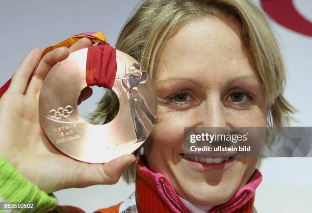 Olympische Winterspiele 2006 Turin Biathlon 15 km Damen Martina Glagow mit Bonzemedaille