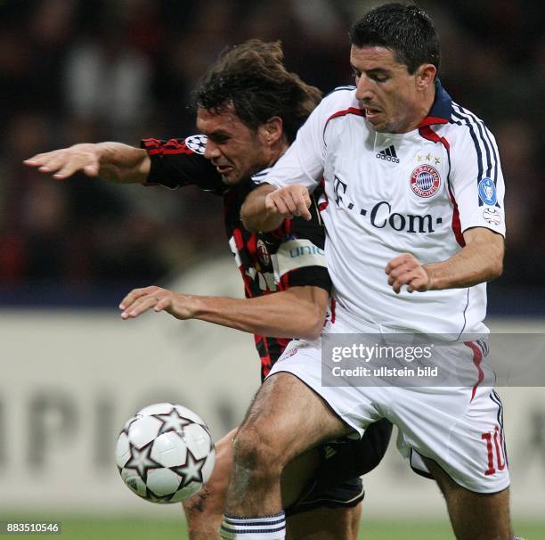 Italien, Mailand: Champions League, Saison 2006/2007, Viertelfinal-Hinspiel, AC Mailand - FC Bayern Muenchen 2:2 - Zweikampf um den Ball zwischen...