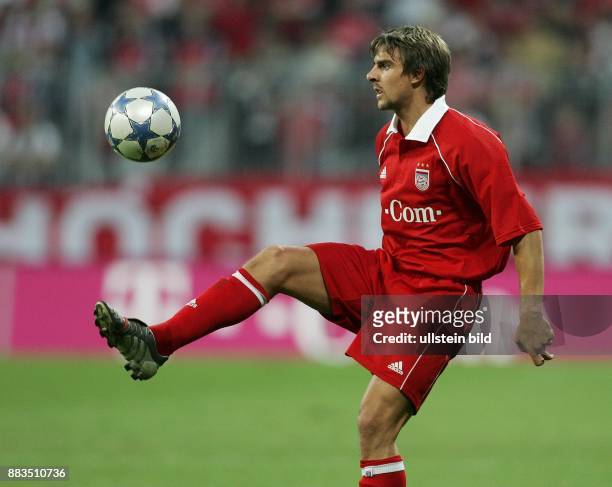 Sebastian Deisler Mittelfeldspieler FC Bayern München; D: geht mit gestrecktem Bein zum Ball