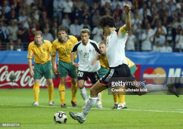 Deutschland, Hessen, Frankfurt: FIFA Konföderationen-Pokal 2005, Gruppe A, Deutschland-Australien 4:3 - Tor von Michael Ballack per Elfmeter zum 3:2,...