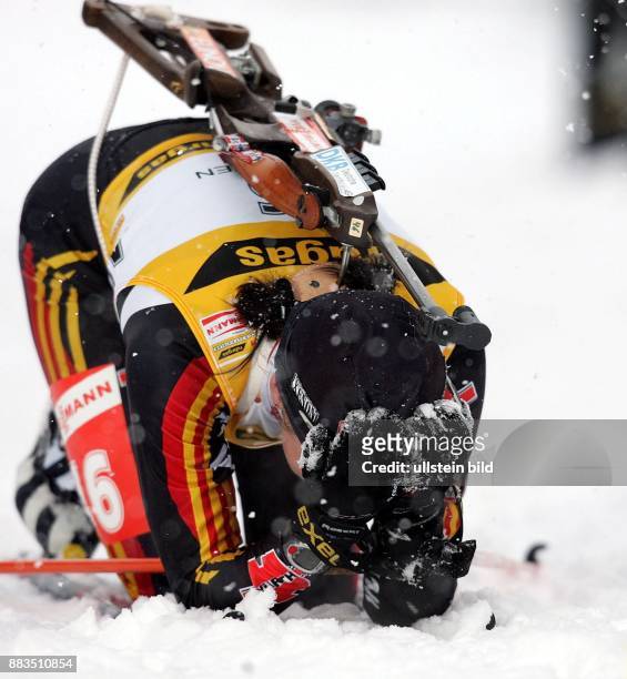 Andrea Henkel Biathletin; D: kniet im Schnee und hält sich die Hände vor das Gesicht