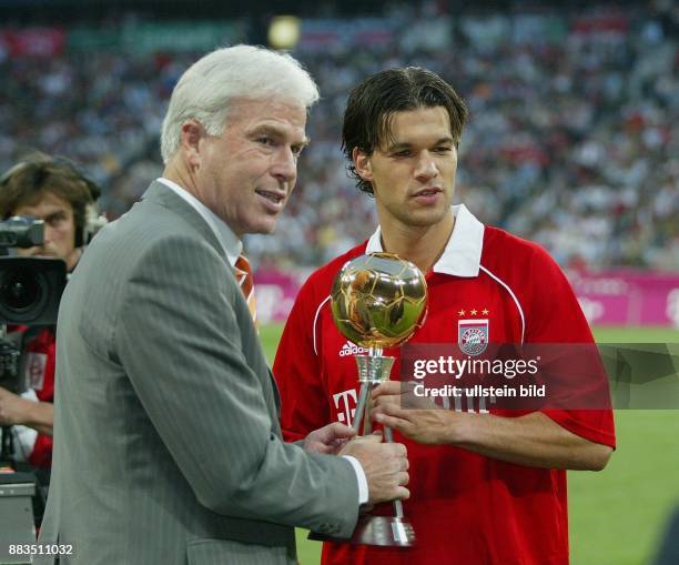 Michael Ballack Mittelfeldspieler FC Bayern Muenchen; D: bekommt von Rainer Holzschuh die Auszeichnung als Spieler des Jahres ueberreicht