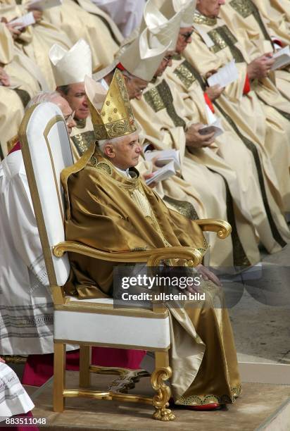 Papst Benedikt XVI. - Papst seit - Zeremonie auf dem Petersplatz in Rom zur Amtseinführung als Papst - Gesperrt-für-Italien!