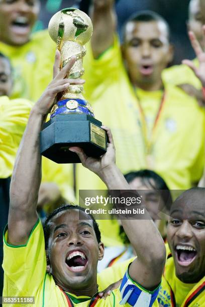 Ronaldinho Mittelfeldspieler Mannschaftskapitän Nationalmannschaft; Brasilien: präsentiert jubelnd die Trophäe für den Gewinn des...