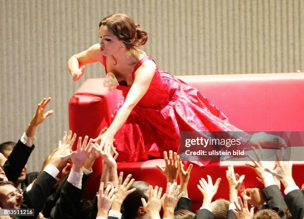 Anna Netrebko Saengerin Sopran; Russland: Rolle der Violetta Valery in der Oper "La Traviata" von Giuseppe Verdi, Salzburger Festspiele,...