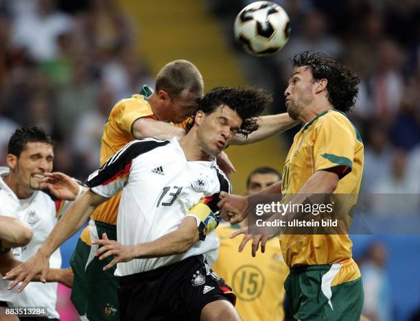 Deutschland, Hessen, Frankfurt: FIFA Konföderationen-Pokal 2005, Gruppe A, Deutschland-Australien 4:3 - Michael Ballack beim Kopfballduell gegen die...