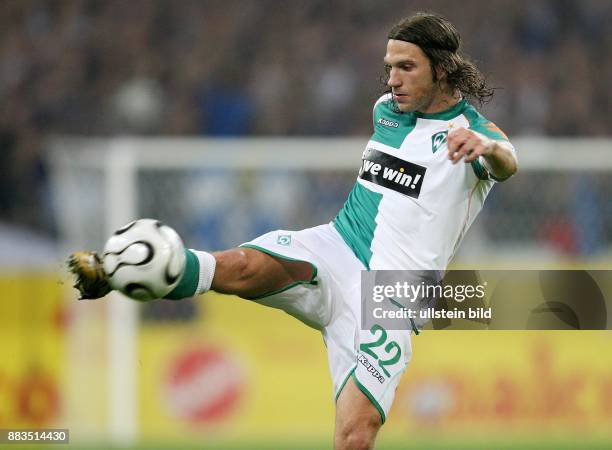 Torsten Frings - Mittelfeldspieler, SV Werder Bremen, D: in Aktion am Ball