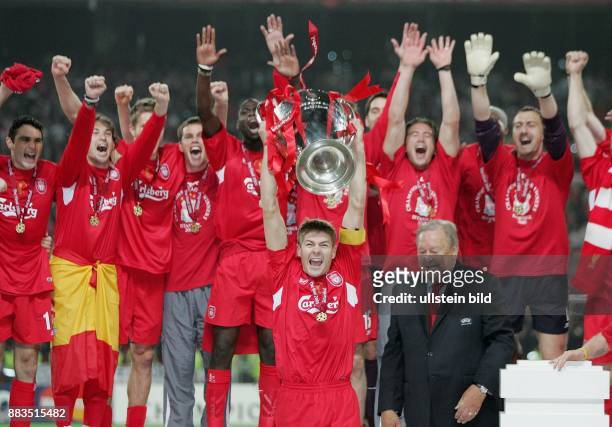 Tuerkei, Istanbul Champions League Saison 2004/2005 Finale AC Mailand - FC Liverpool 5:6 nach Elfmeterschiessen Mannschaftskapitaen Steven Gerrard...