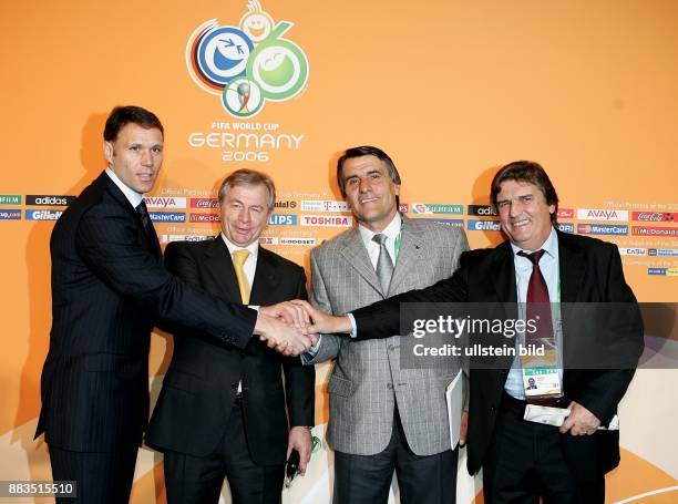 Auslosung Hauptrunde in Leipzig: Gruppe C Trainer Marco van Basten , Ilja Petkovic , Co Trainer Argentinien Hugo Tocalli und Henri Michel v.li.