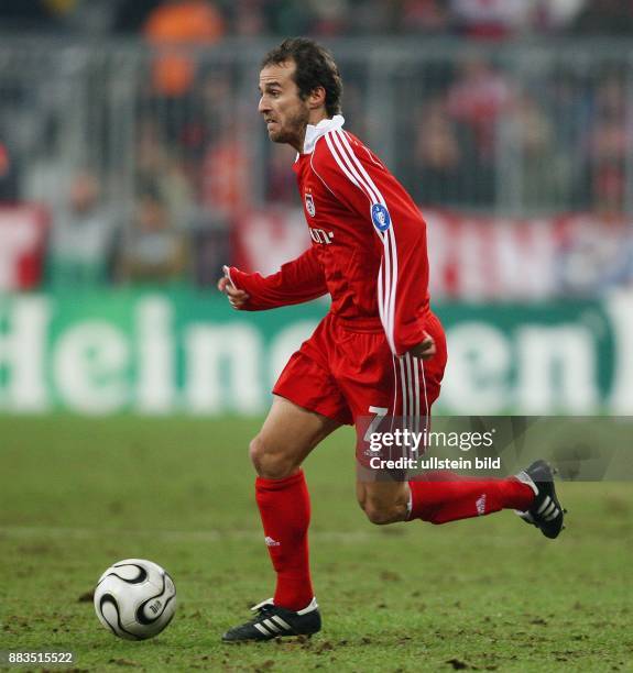Mehmet Scholl Mittelfeldspieler FC Bayern München; D: läuft mit dem Ball