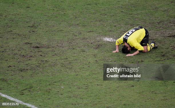Sebastian Kehl Mittelfeldspieler Borussia Dortmund; D: kniet auf dem Rasen