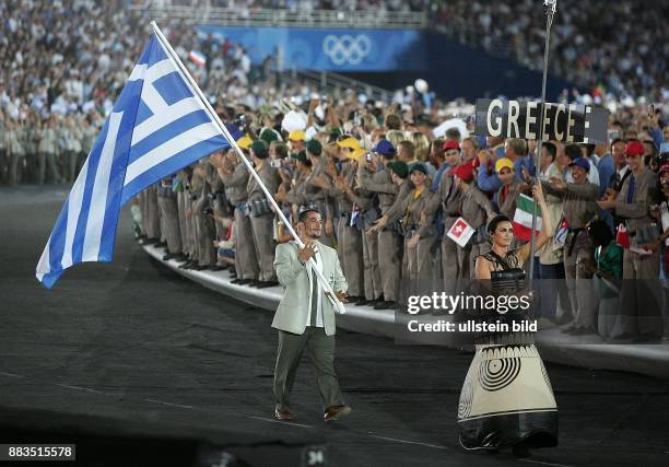 Griechenland, Athen Olympische Spiele 2004, Eröffnungsfeier Piros Dimos trägt die griechische Fahne beim Einmarsch.