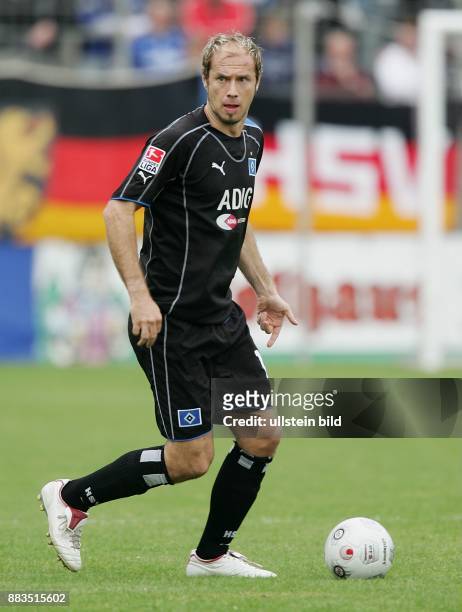 Sergej Barbarez Mittelfeldspieler Hamburger SV; Bosnien-Herzegowina: in Aktion am Ball