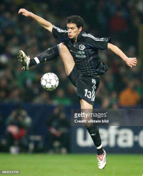 Deutschland, Bremen. Champions League, Saison 2006/2007, SV Werder Bremen - FC Chelsea 1:0 - Chelseas Michael Ballack geht mit gestrecktem Bein zum...