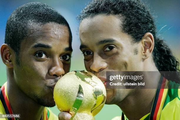 Ronaldinho Mittelfeldspieler Nationalmannschaft; Brasilien: küßt mit seinem Teamkollegen Robinho die Trophäe für den Gewinn des Konföderationenpokals...