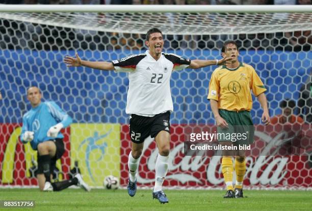 Deutschland, Hessen, Frankfurt: FIFA Konföderationen-Pokal 2005, Gruppe A, Deutschland-Australien 4:3 - Kevin Kuranyi jubelt mit ausgebreiteten Armen...