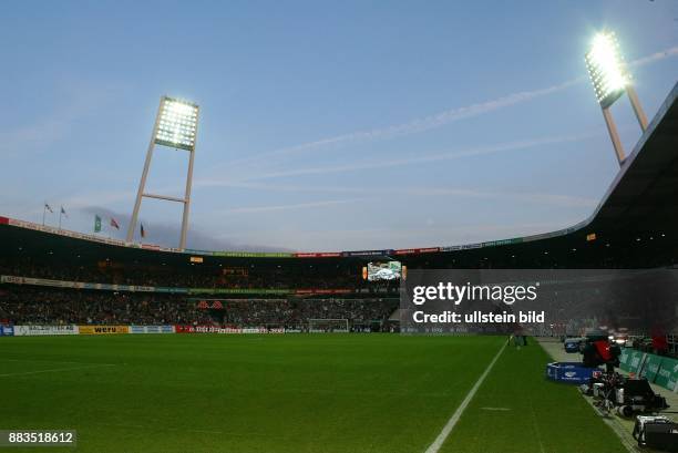 Fussball, 1. Bundesliga, Saison 2003-2004 Uebersicht Weserstadion in Bremen bei Flutlicht