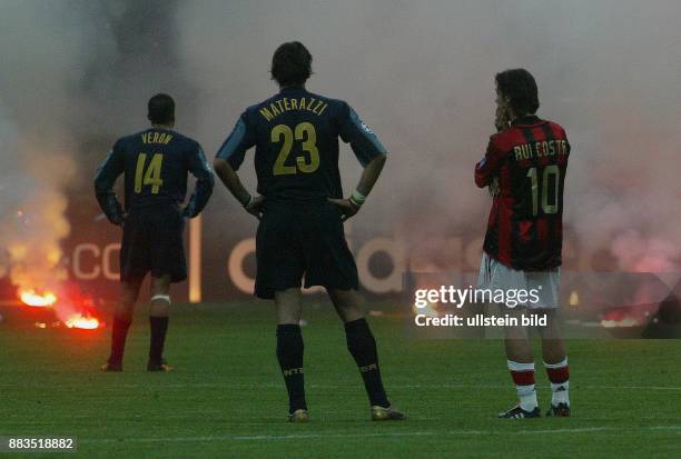 Italien, Mailand, Giuseppe Meazza Stadion, bengalische Feuer auf dem Rasen beim Viertelfinalrueckspiel der Champions League zwischen Inter Mailand...