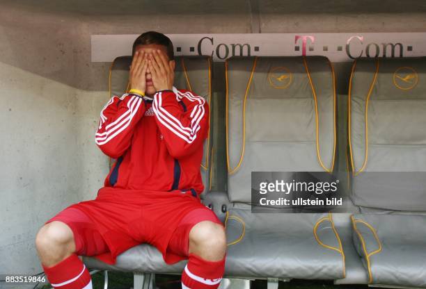 Lukas Podolski - Stürmer, FC Bayern München, D: sitzt allein auf der Ersatzbank und schlägt die Hände vor das Gesicht