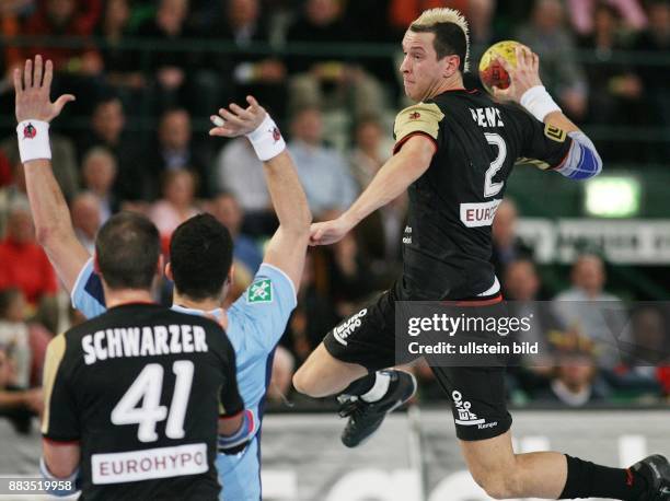 Handball Weltmeisterschaft 2007: Hauptrunde, Slowenien 35, Halle / Westfalen: Deutschlands Pascal HENS in Ballbesitz