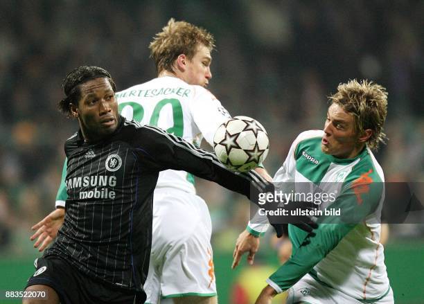 Deutschland, Bremen. Champions League, Saison 2006/2007, SV Werder Bremen - FC Chelsea 1:0 - Chelseas Didier Drogba gegen Per Mertesacker und Clemens...