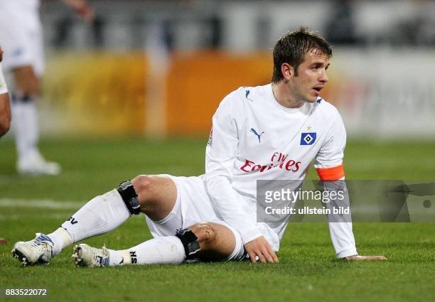Rafael VAN DER VAART - Mittelfeldspieler, Mannschaftskapitän, Hamburger SV, Holland: sitzt auf dem Rasen