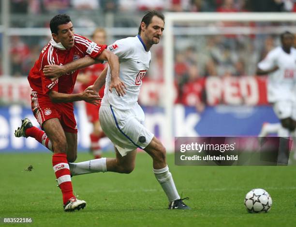 Deutschland, Hamburg: Bundesliga, Saison 2006/2007, FC Bayern München - Hertha BSC Berlin 4:2 - Josip Simunic gegen Roy Makaay