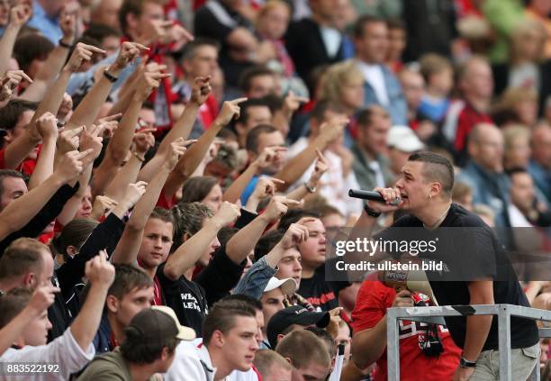 Deutschland, Nordrhein-Westfalen, Leverkusen: Fans von Bayer 04 Leverkusen zeigen den Stinkefinger