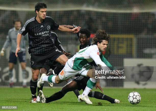 Deutschland, Bremen. Champions League, Saison 2006/2007, SV Werder Bremen - FC Chelsea 1:0 - Bremens Diego gegen Michael Ballack und John Obi Mikel