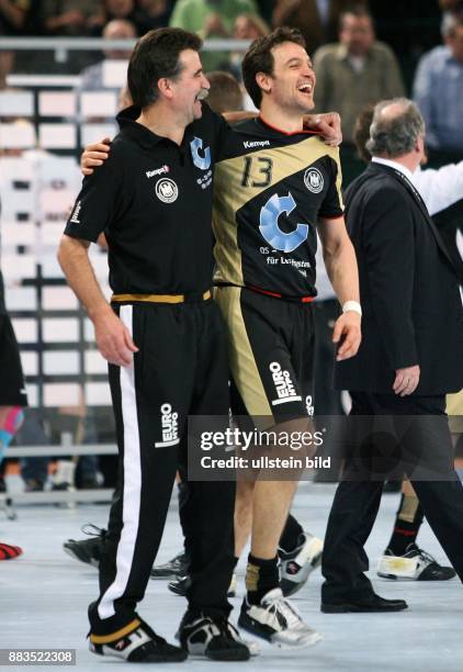 Handball Weltmeisterschaft 2007: Hauptrunde, Slowenien 35, Halle / Westfalen: Trainer Heiner BRAND und Markus BAUR jubeln