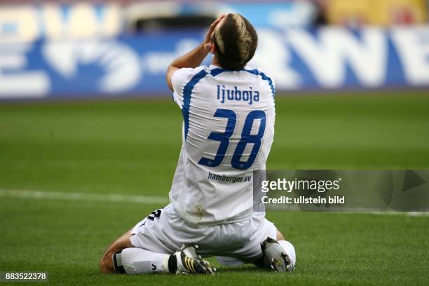 Danijel LJUBOJA - Stürmer, Hamburger SV, Serbien: kniet auf dem Rasen und schlägt die Hände vor das Gesicht