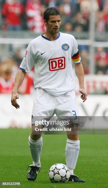 Arne Friedrich - Abwehrspieler, Mannschaftskapitän, Hertha BSC Berlin, D: in Aktion am Ball