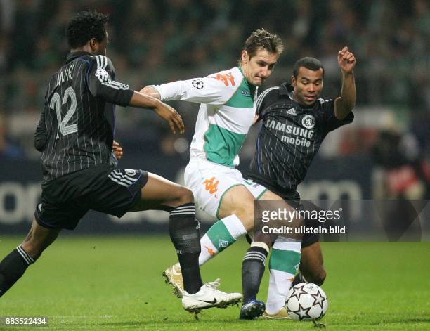 Deutschland, Bremen. Champions League, Saison 2006/2007, SV Werder Bremen - FC Chelsea 1:0 - Bremens Miroslav Klose gegen John Obi Mikel und Ashley...