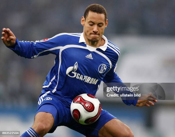 Jermaine Jones - Mittelfeldspieler, FC Schalke 04, D - in Aktion am Ball -