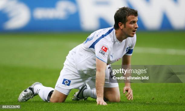 Rafael van der Vaart - Mittelfeldspieler, Hamburger SV, Holland: kniet auf dem Rasen