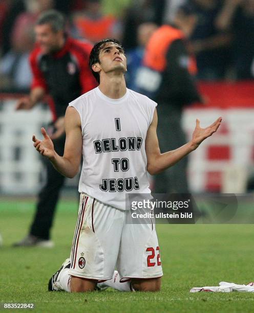 Griechenland, Athen: UEFA Champions League, Saison 2006/2007, Finale, AC Mailand - FC Liverpool 2:1 - Mailands Kaka kniet nach Spielschluss auf dem...