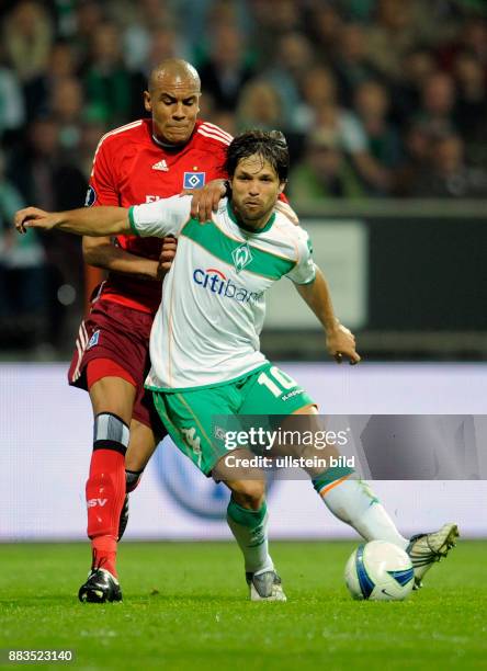 Deutschland Bremen Bremen - UEFA-Pokal, Saison 2008/2009, Halbfinal-Hinspiel, SV Werder Bremen - Hamburger SV 0:1 - Bremens Diego im Zweikampf um den...