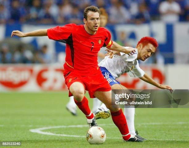 Fussball-WM 2002, Gruppe H, Vorrunde in Saitama, Japan 2 Zweikampf um den Ball zwischen Belgiens Kapitän Marc Wilmots und Kazuyuki Toda.