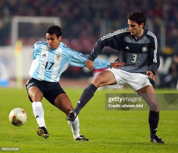 Fussball-Länderspiel 2002, Deutschland - Argentinien: Zweikampf um den Ball zwischen Mittelfeldspieler Gustavo Lopez und Abwehrspieler Christoph...