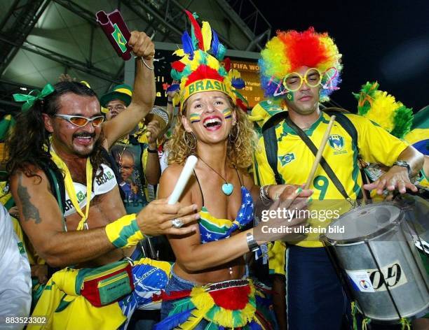 Fussball-WM 2002 Brasilianische Fans mit Perücke, Spaßbrille, Kopfschmuck und Trommel feiern.