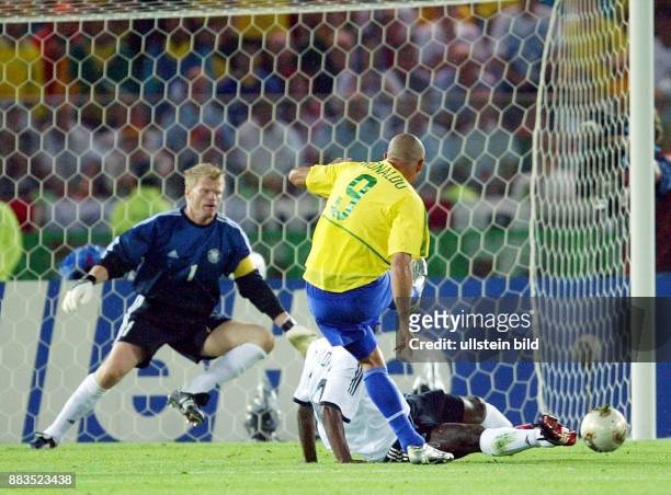Fußball-WM 2002, Finale in Yokohama, Deutschland 2 Brasiliens Ronaldo schießt das 2:0 vorbei an Gerald Asamoah und Torhüter Oliver Kahn. - 30.6.2002