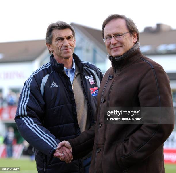 Augenthaler, Klaus - Fussball, Trainer, SpVgg Unterhaching, D - Handschlag mit Vereinspraesident Engelbert Kupka -