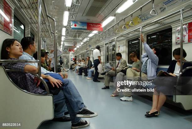 Fahrgäste in einer U-Bahn in Seoul - 2002